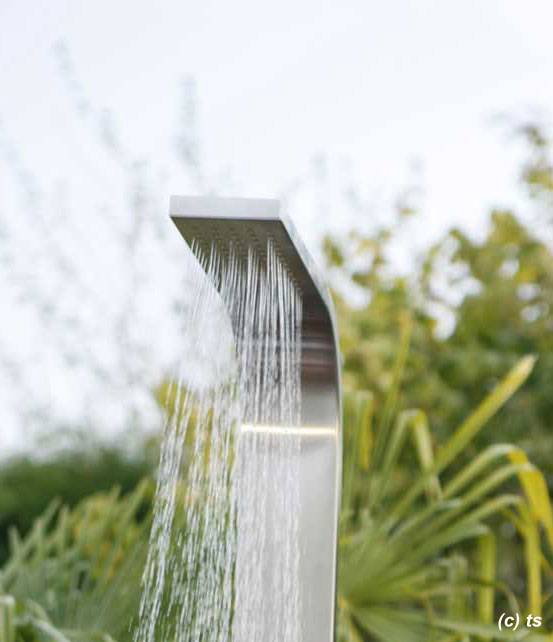 Ansicht der gebogenen Kopfbrause der Edelstahl Gartendusche Helena