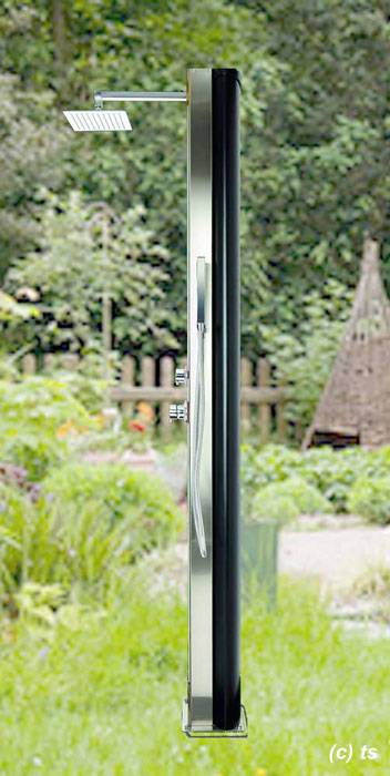 Seitliche Ansicht mit den schwarzen Wassertank aus Aluminium der Solardusche mit Kalt- und Warmwasser Typ Jamaica-Solar Seitliche Ansicht mit den schwarzen Wassertank aus Aluminium der Solardusche mit Kalt- und Warmwasser Typ Jamaica-Solar