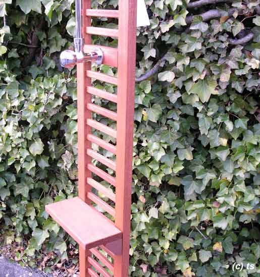 Komplette Kaltwasser Gartendusche vom Typ Nautilus mit kleinem Ablagebrett Komplette Kaltwasser Gartendusche vom Typ Nautilus mit kleinem Ablagebrett